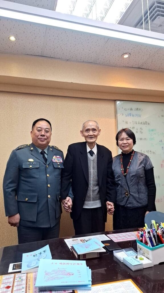 2025年1月15日，國防部軍備副部長徐衍璞上將於一等寶鼎勳章授勳典禮結束後，親來本所向高秉涵老律師報告好消息。