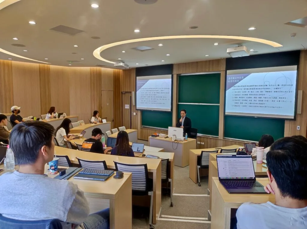 2025年4月23日，本所陳榮哲律師獲恩師周德宇教授之邀，回到母校政治大學對商學院研究所(MBA)的學弟妹講座一堂課，分享自己承辦過的爭訟案例及執業見聞。